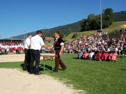 Chloeisu gratuliert Willi zum Sieg Court